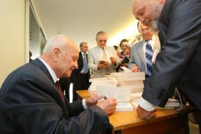 Rašytojas: J.Brėdikiui gali tekti pakartoti trečiosios knygos "Ties riba" leidimą, tai jis buvo priverstas padaryti 2006 m. išleidęs romaną "Ne dievai".