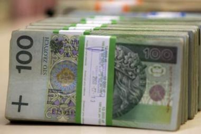Paradoksas: pernai smukęs zloto kursas kirto per gyventojų kišenes, tačiau valstybė iš to laimėjo.