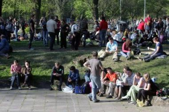Pertrauka: prieš bendras pamaldas piligrimai poilsiavo Sereikiškių parke.