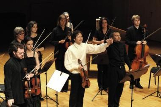 Priėmimas: V.Čepinskiui su G.Littera ir orkestro "Camerata Klaipėda" muzikantams po koncerto "Vasara tebūnie su muzika" teko ne kartą lenktis juos plojimais apdovanojusiai uostamiesčio publikai.