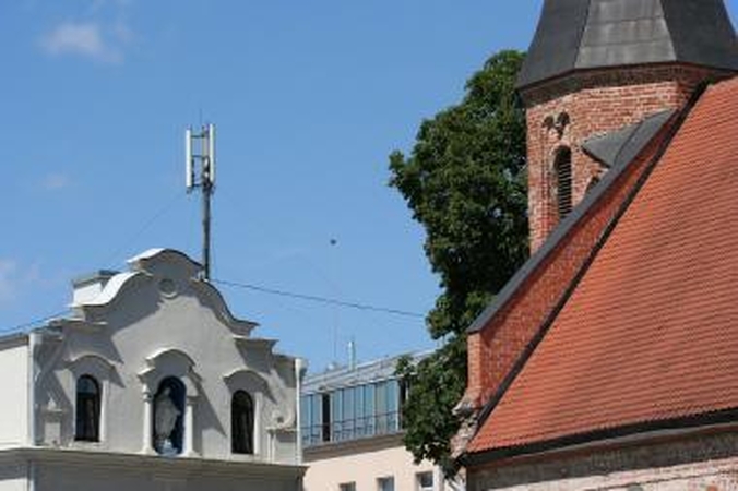 Bokštas: ant Kauno miesto apylinkės teismo pastato iškilusi masyvi bazinė stotis kyšo Senamiesčio pastatų panoramoje.