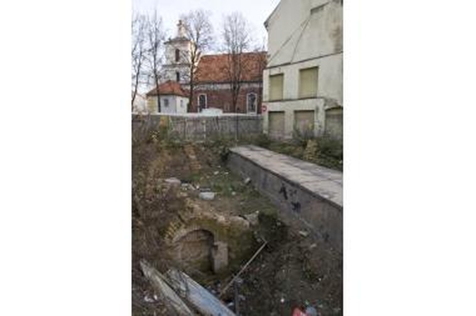 Vietoj viešbučio – duobė