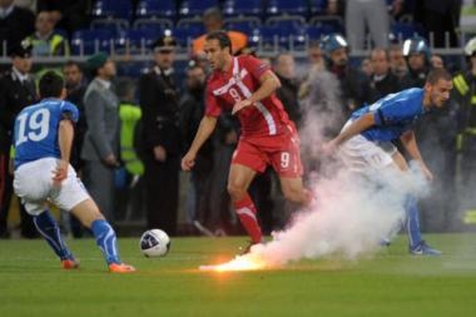 Košmaras: serbų chuliganai degančius deglus mėtė į futbolininkus.