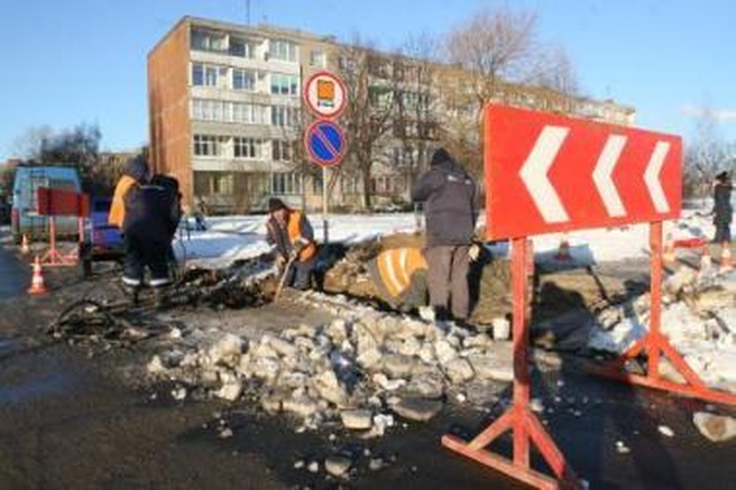 Darbai: įmonės "Klaipėdos vanduo" brigadai Šiaulių gatvėje avarijos padarinius likviduoti teko iki paryčių.