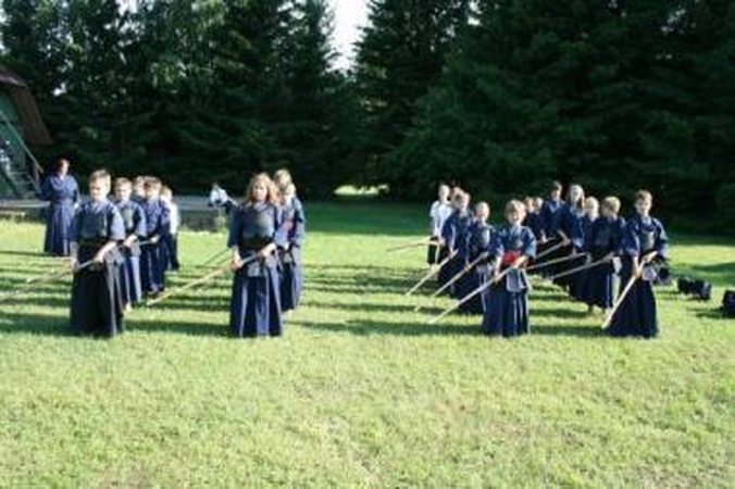 Pamokos: kendo stovykloje mažieji kovėsi ir bambukiniais samurajų kardais.