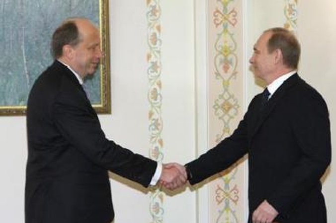Užteko: V.Putinas (dešinėje) nepanoro dar kartą paspausti rankos A.Kubiliui.