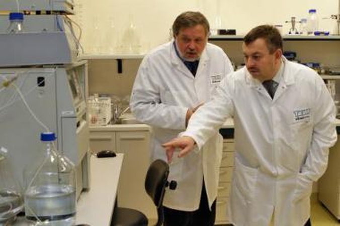 Laimėjimai: "Sicor Biotech" vadovo prof. V.A.Bumelio (kairėje) pristatyti bendrovės produktai merui V.Navickui paliko didelį įspūdį.