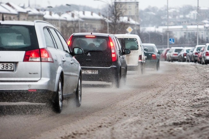 Kelininkai perspėja: tiltai ir viadukai pasidengė šarma