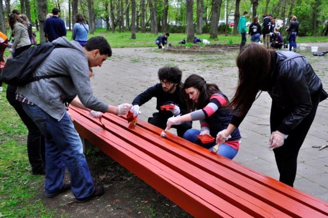 Užsienio studentai tvarkė Ąžuolyną