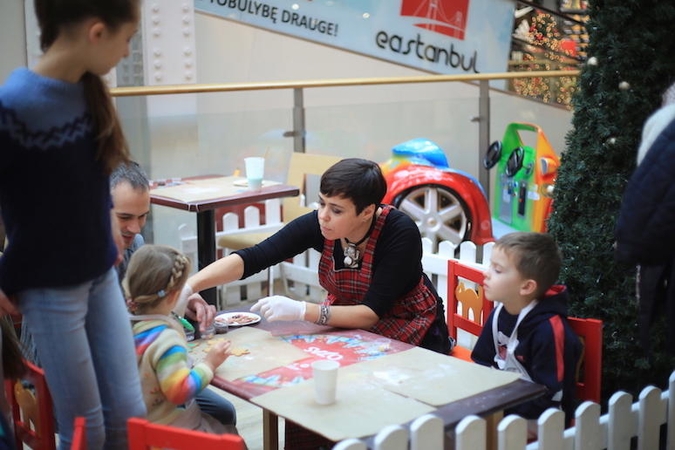 N. Marčėnaitė su vaikais iš globos namų kepė meduolius