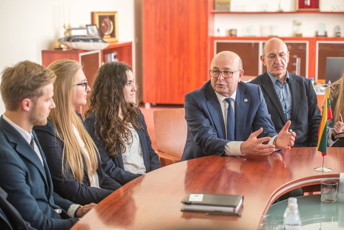 Kauno studentų darbą žydų kapinėse prilygino žygdarbiui
