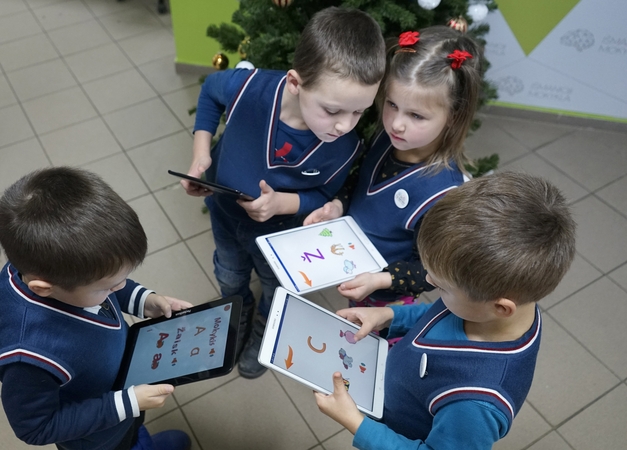 Programėlė telefone kamšys raštingumo spragas?