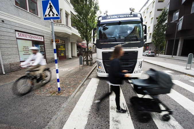 „Volvo Trucks“: nauja technologija sunkvežimių vairuotojams leidžia matyti daugiau