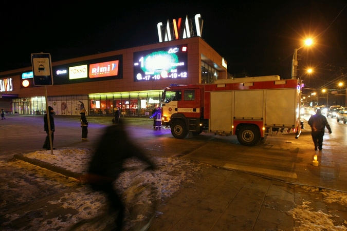 Po pranešimo apie sprogmenį iš prekybos centro "Savas" evakuoti žmonės