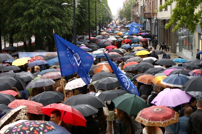 Studentai: nesvarbu, kad lyja, šiandien – šventė 