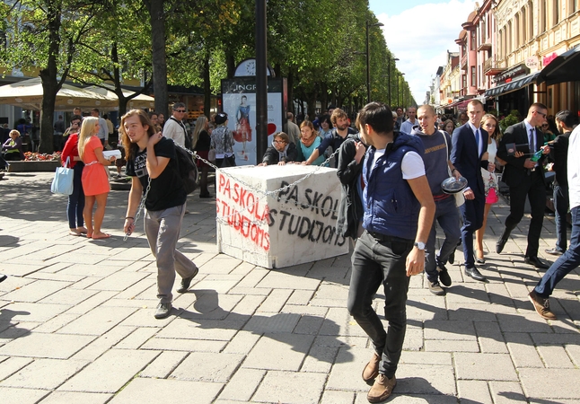 Studentai priminė apie sunkią paskolų naštą