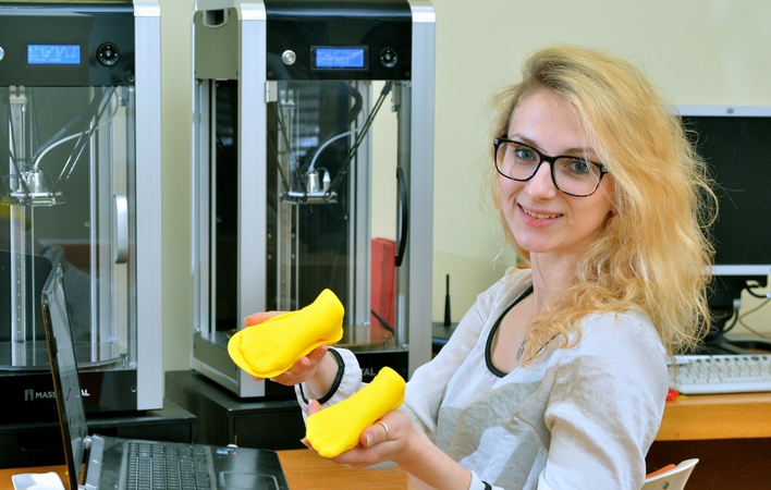 Sudentė 3D spausdintuvu spausdins ortopedinių ligų sprendimus