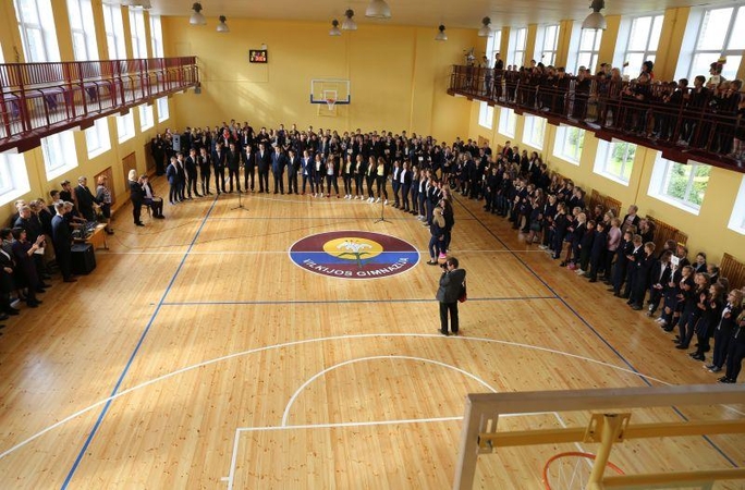 Vilkijos gimnazistai džiaugiasi suremontuota sporto sale