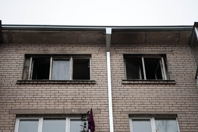 Kaune liepsnojo butas, dūmais apsinuodijusi šeimininkė išvežta į ligoninę