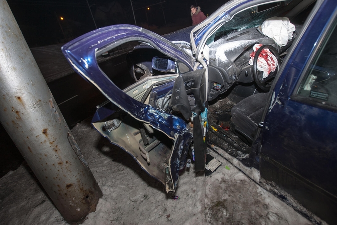 Nuokalnės gatvėje per avariją sužalotas vyras išvežtas į ligoninę