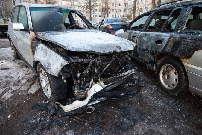 Kaune paryčiais supleškėjo du automobiliai