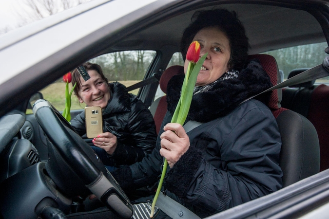 Vairuotojoms – šimtai tulpių iš pareigūnų rankų