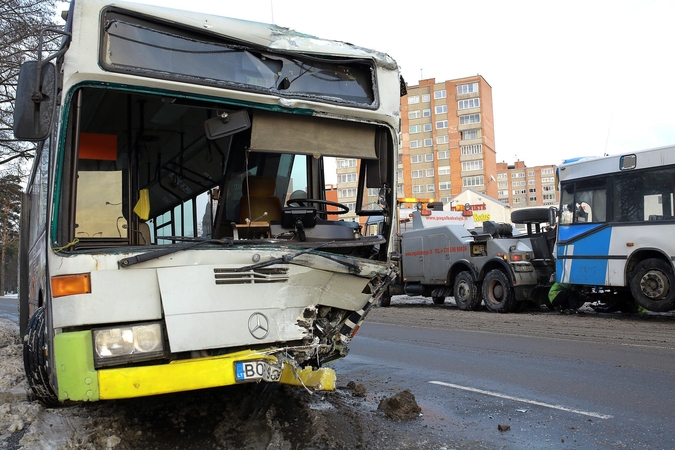 Klaipėdoje susidūrė du autobusai, sužaloti keturi žmonės