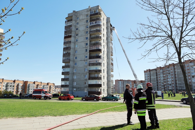 Po pietų Klaipėdoje suliepsnojo butas monolitinio namo viršutiniame aukšte 