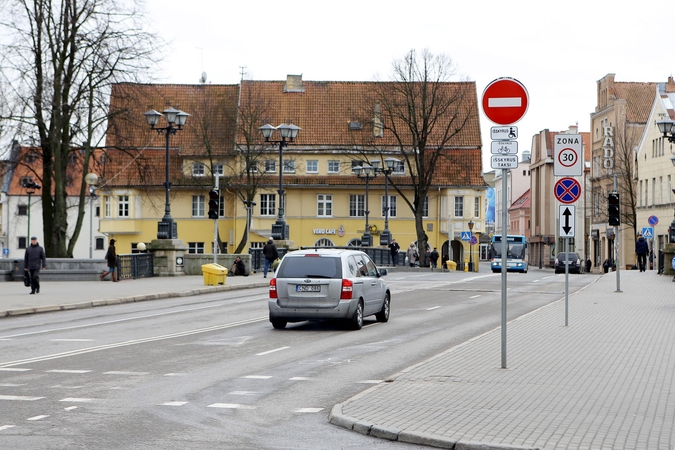 Kelią vairuotojai trumpina ir Tiltų gatve